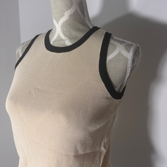 Perfect summer knit top with a very flattering cut - Picture 3 of 3